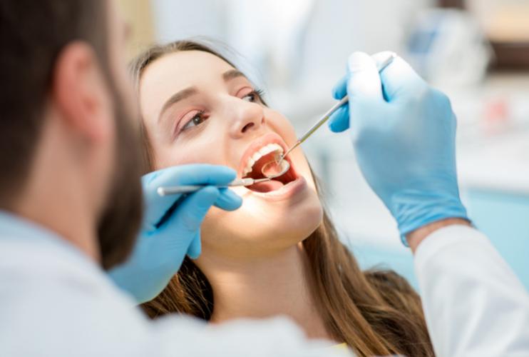 Le cancer buccal peut toucher n'importe quelle partie de la bouche ou des tissus environnants. Votre dentiste examinera votre visage, votre cou, votre gorge, vos lèvres, votre langue, vos gencives et vos tissus pour détecter tout signe de cancer de la bouche.